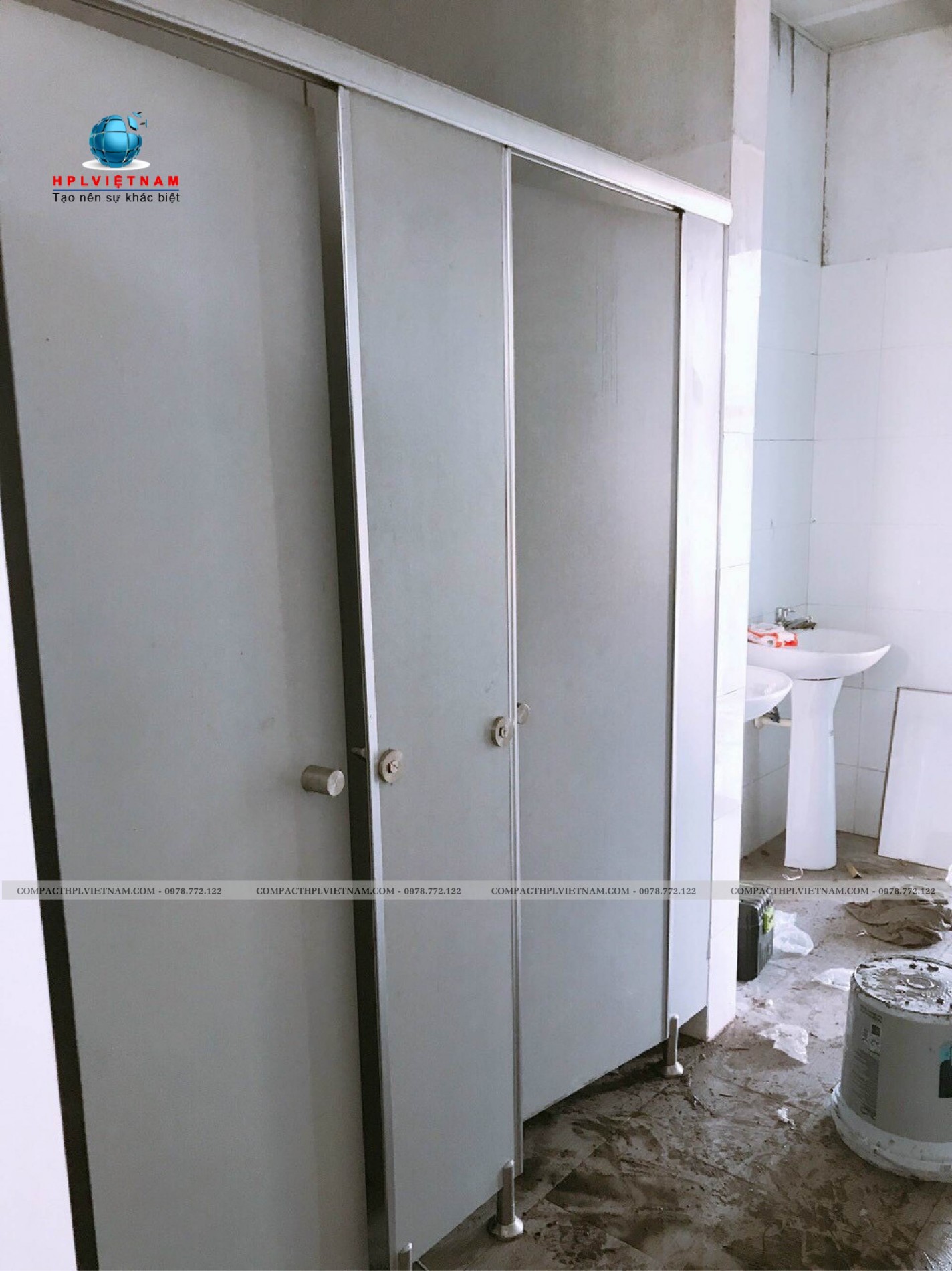 thi-cong-vach-ngan-ve-sinh-tai-bac-ninh_3