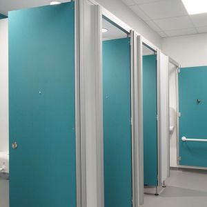 Thi công vách ngăn vệ sinh tại trường Đại học Đại Nam
